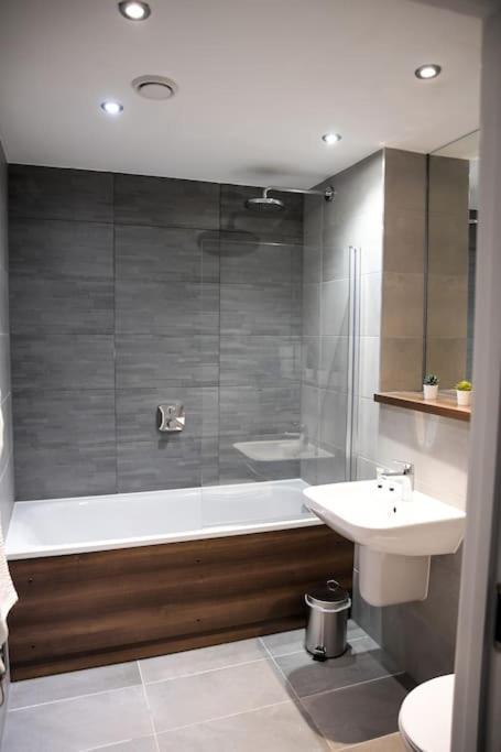 Modern 2 Bedroom Apartment - City Centre - Parking Manchester Buitenkant foto